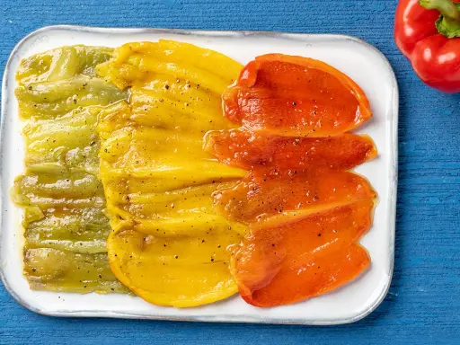 Peperoni arrostiti, verdi, gialli e rossi, pronti per gustose ricette.