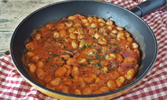 Fagioli alla Bud Spencer in padella, un piatto saporito e confortante, con pomodoro, pancetta e rosmarino.