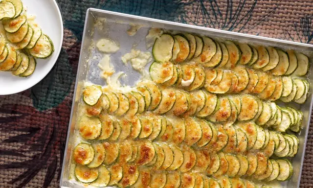 Zucchine al forno dorate e filanti, perfette per ricette verdure veloci e leggere. Un contorno gustoso e facile da preparare.