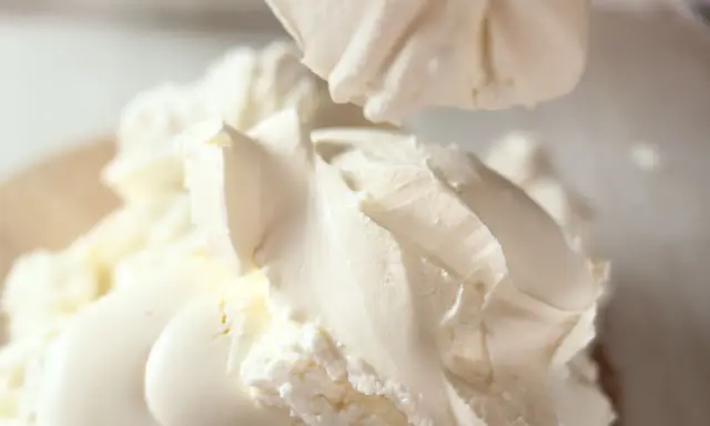 Morbido mascarpone, ingrediente chiave per dolci cremosi. La sua consistenza ricca e vellutata promette delizie.