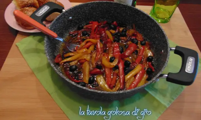 Peperoni in padella alla napoletana, un contorno saporito e colorato, pronto per essere gustato con pane fresco.