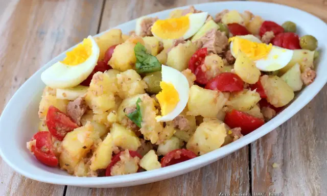 Deliziosa insalata di patate estiva con tonno, uova sode, pomodorini e olive. Un piatto fresco e saporito, perfetto per le giornate calde.