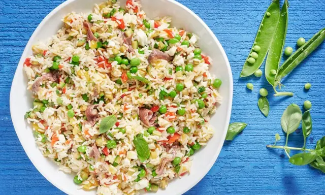 Un'idea fresca per le tue **riso freddo ricette**: un'insalata colorata con piselli, peperoni, acciughe e basilico.