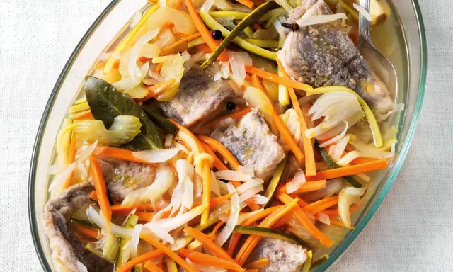 Piatto di pesce in carpione con verdure julienne, carote, zucchine e cipolle. Una deliziosa ricetta da provare.