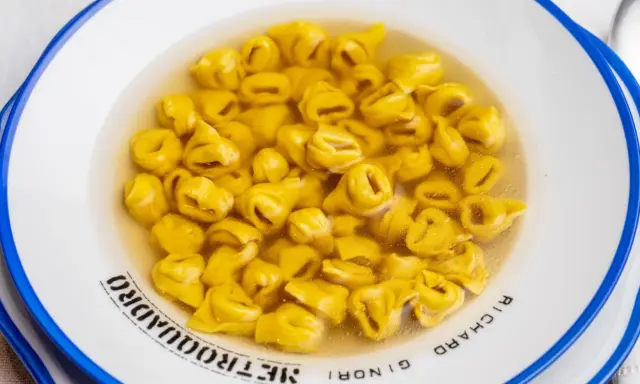 Un piatto fumante di tortellini in brodo, un classico confortante.