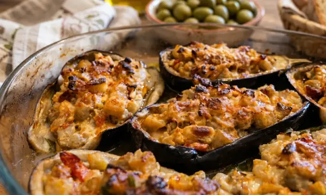 Melanzane ripiene pugliesi, dorate e filanti, pronte per essere gustate.