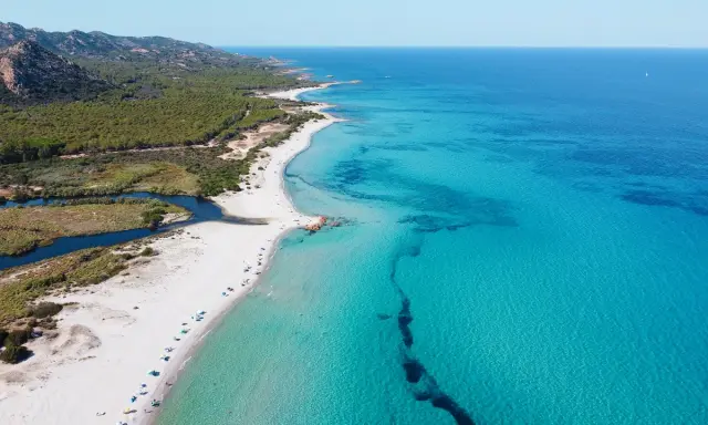 La spiaggia più bella Sardegna: sabbia bianca, acque cristalline e una laguna che si fonde con il mare turchese. Un paradiso naturale.