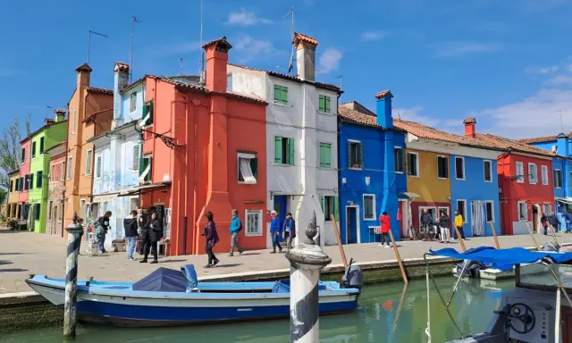 Case colorate e canali, un'esplosione di allegria da scoprire in Veneto.