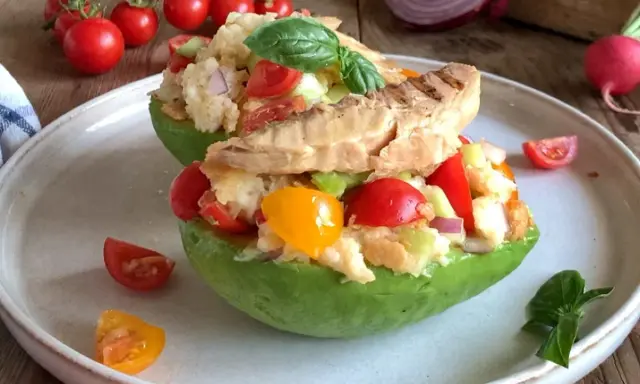 Avocado ripieno con panzanella napoletana, pomodorini, cetrioli e pesce grigliato. Fresco e colorato.