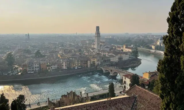 Verona: cosa fare? Ammira il panorama del fiume Adige con Ponte Pietra e la Torre dei Lamberti. Un'ottima vista per pianificare la tua visita.