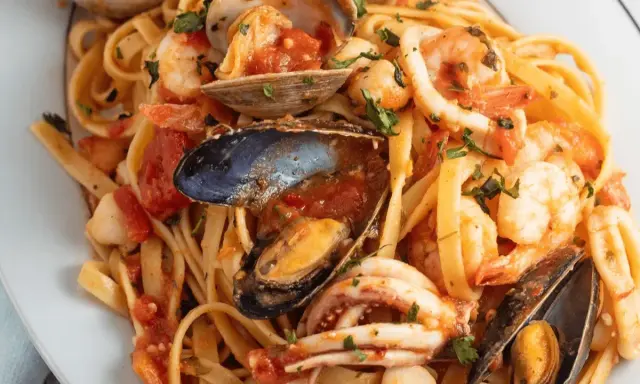 Scialatielli ai frutti di mare, un piatto ricco di gamberi, cozze, vongole e calamari, perfetto per chi cerca ricette gustose.