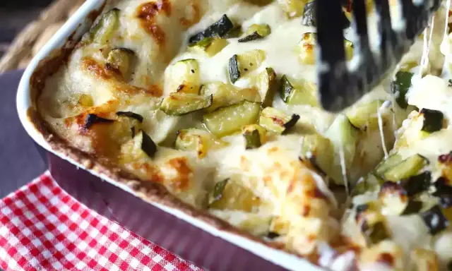 Lasagne con zucchine appena sfornate, filanti e dorate, pronte per essere gustate.