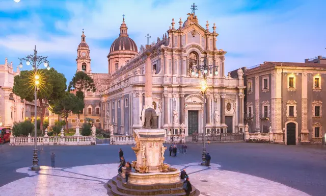 Piazza del Duomo a Catania, con la cattedrale imponente e la fontana dell'elefante. Un luogo perfetto per visitare Catania.
