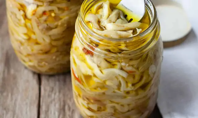 Melanzane sott'olio, la ricetta della nonna che profuma di tradizione. Un tesoro in barattolo, pronto per essere gustato.
