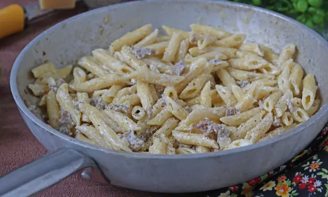 Umbricelli alla norcina in padella, con salsiccia e crema, pronti per essere gustati.