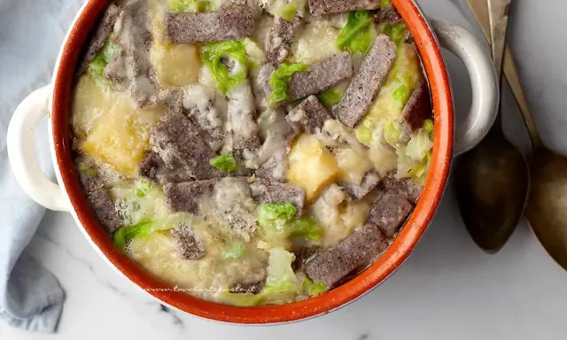 Pizzoccheri ricetta: un piatto fumante di pasta di grano saraceno, patate, verza e formaggio fuso in una casseruola.