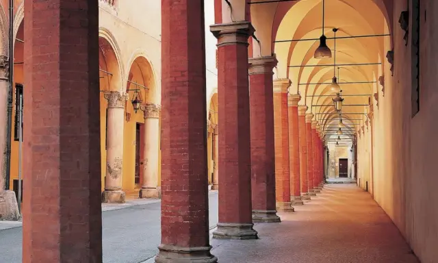 Portici rossi e gialli a Bologna, un'elegante passeggiata tra le cose da fare a Bologna.