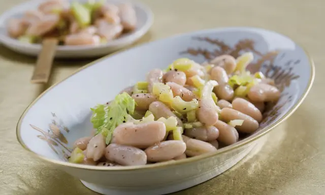 Insalata di fagioli cannellini con sedano e pepe nero, un'idea semplice per le tue ricette.