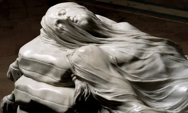 Il Cristo Velato a Napoli, un capolavoro di marmo che sembra vivo sotto il velo trasparente. Un'emozione da vivere in un giorno.