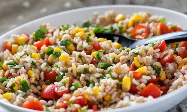 Insalata di farro colorata con pomodorini, mais e prezzemolo. Perfetta per farro ricette veloci e gustose.