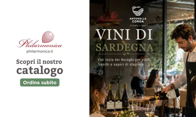 Vini di Sardegna, con un sommelier che versa vino. Scopri il catalogo, inclusi i vini dell'isola dei Nuraghi, per piatti freschi e sapori di stagione.