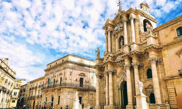 Piazza Duomo a Siracusa: maestosa cattedrale barocca e palazzi storici, un must per chi cerca cosa vedere a Siracusa.