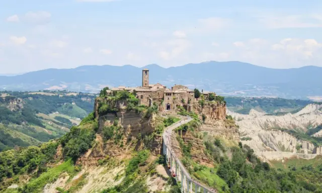 Un borgo medievale su una rupe, raggiungibile tramite un ponte pedonale. Un luogo magico da scoprire, tra le meraviglie da vedere fuori Roma.