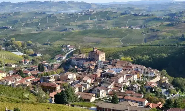 Barolo: cosa vedere nel borgo con il castello e le colline vitate.