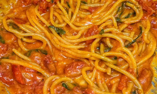 Spaghetti al sugo cremoso con pomodorini e basilico, un'ottima scarpariello ricetta.