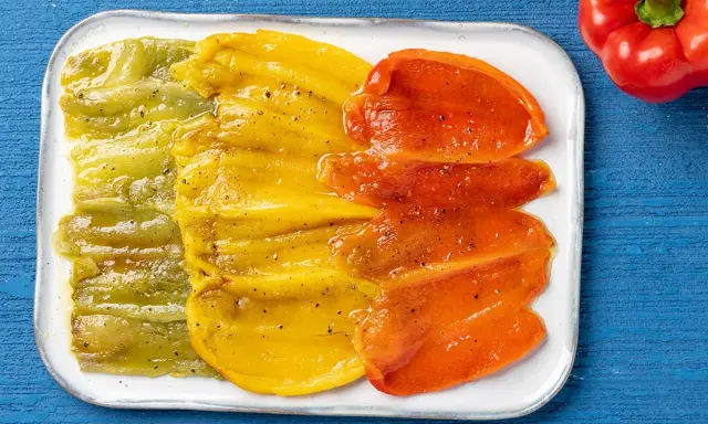 Peperoni arrostiti, verdi, gialli e rossi, pronti per gustose ricette.