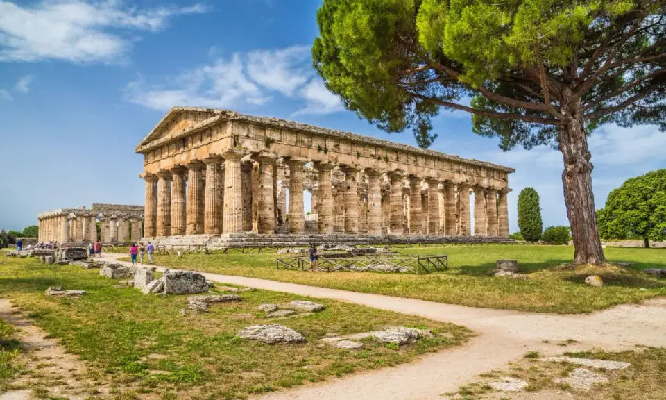 Antichi templi greci a Paestum, dove si trova questo sito archeologico patrimonio UNESCO, con visitatori che passeggiano tra le rovine.