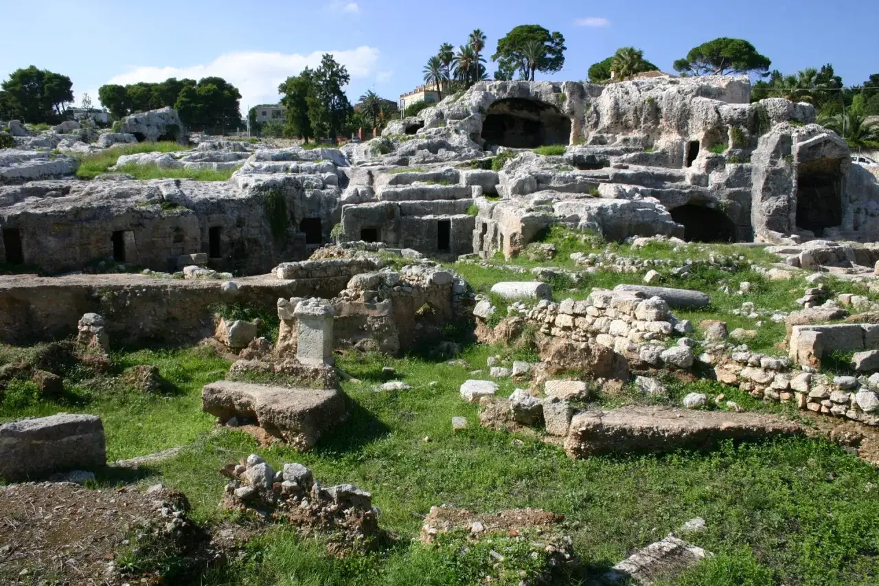 Le Latomie del Paradiso, un luogo imperdibile da vedere a Siracusa, con le sue antiche cave di pietra e grotte suggestive.
