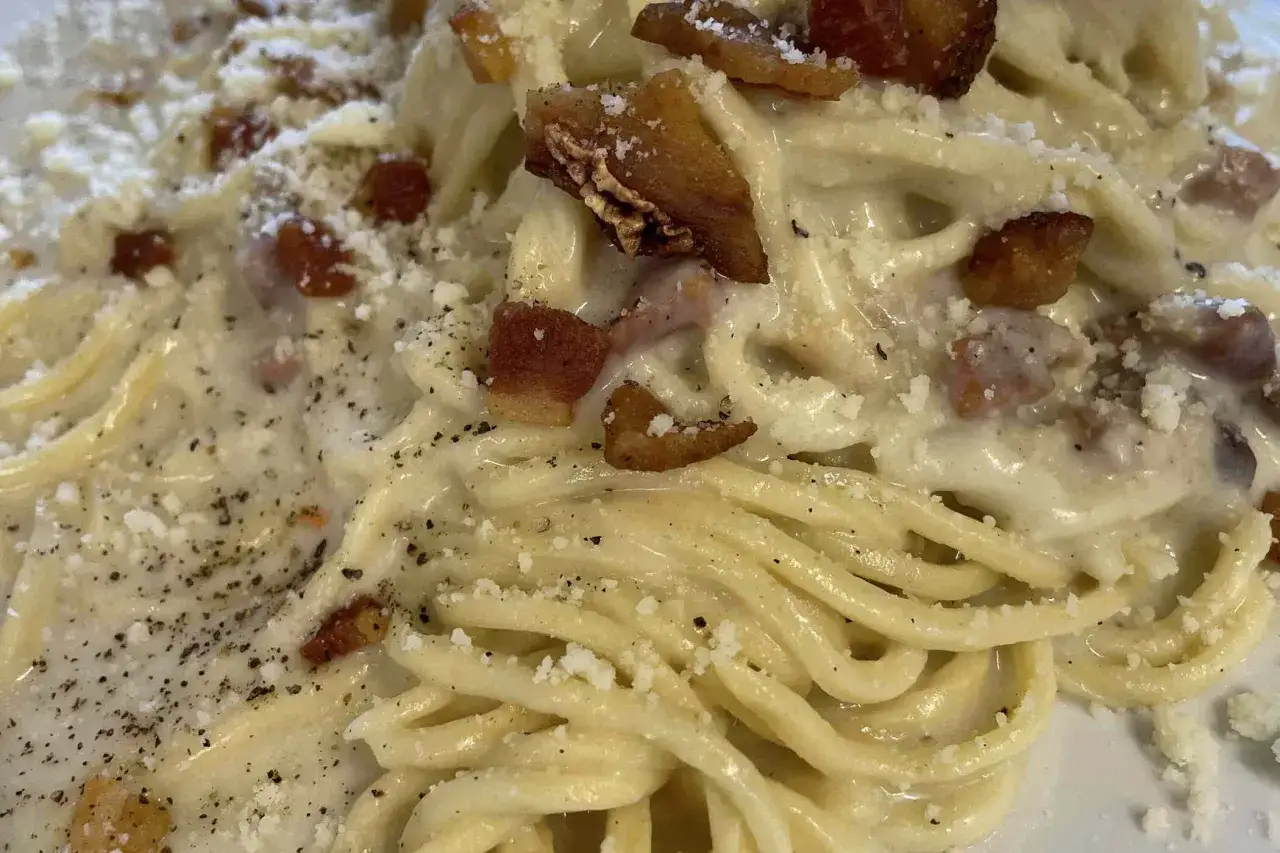 Un primo piatto di pasta alla gricia, con guanciale croccante, pecorino e pepe nero.