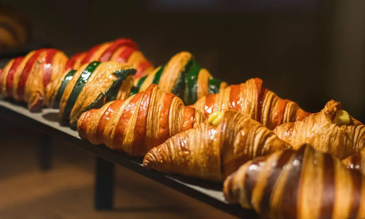 Croissant colorati, un'idea golosa tra le cose da fare a Bologna. Perfetti per una colazione o merenda.