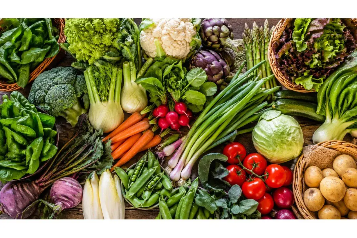 Un tripudio di giugno verdure di stagione: broccoli, cavolfiori, carote, pomodori, lattughe e patate.