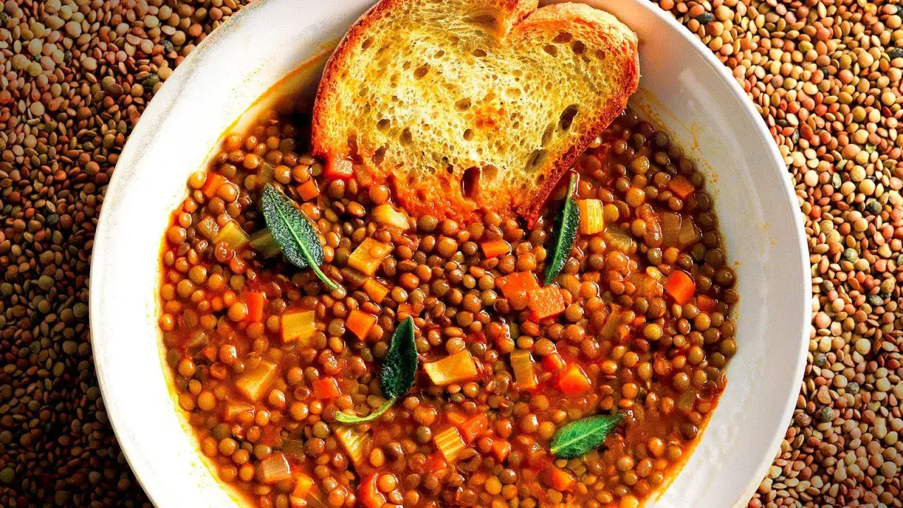 Zuppa di lenticchie con carote e sedano, guarnita con pane tostato. Scopri come cucinare le lenticchie secche senza ammollo per un piatto veloce e saporito.