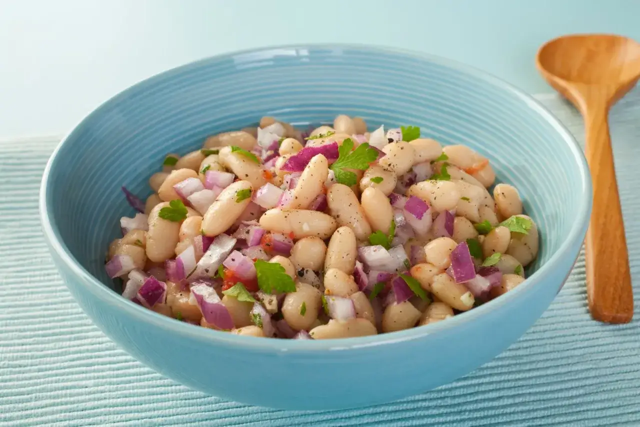 Insalata di fagioli in scatola con cipolla rossa e prezzemolo. Un'idea semplice su fagioli in scatola come cucinarli.