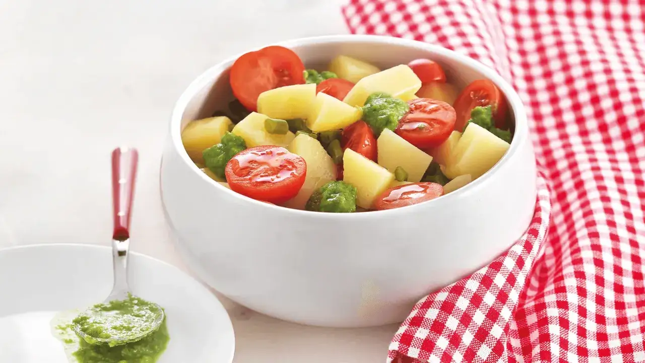 Insalata di fagiolini e patate alla pugliese, con pomodorini e un tocco di verde.