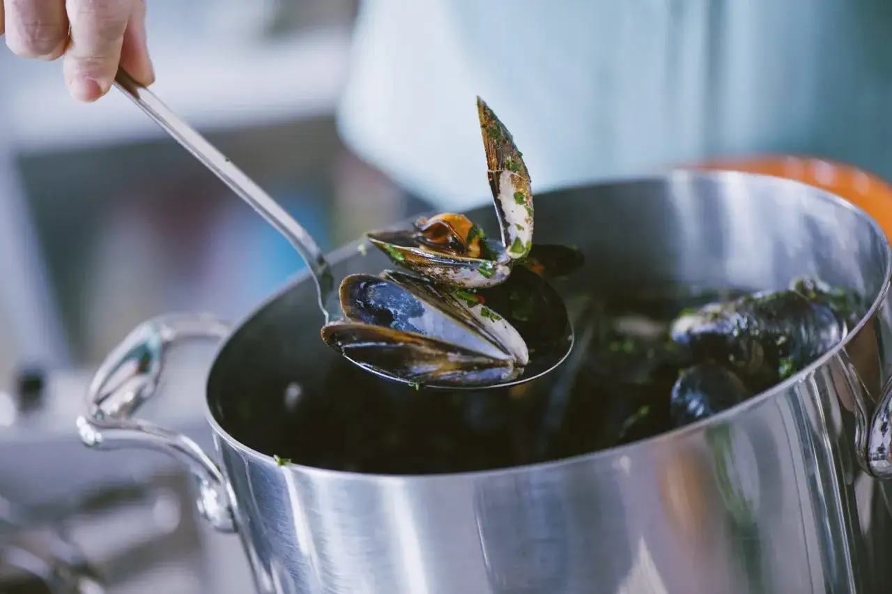 Cozze appena cotte, pronte per essere servite. Scopri come pulire le cozze per un piatto perfetto.