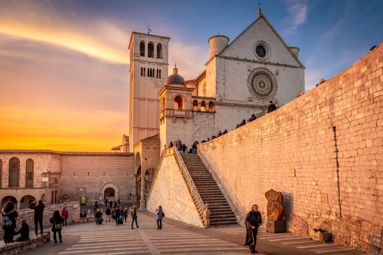 Basilica di San Francesco ad Assisi al tramonto, un'idea per cosa vedere ad Assisi e dintorni in 3 giorni.