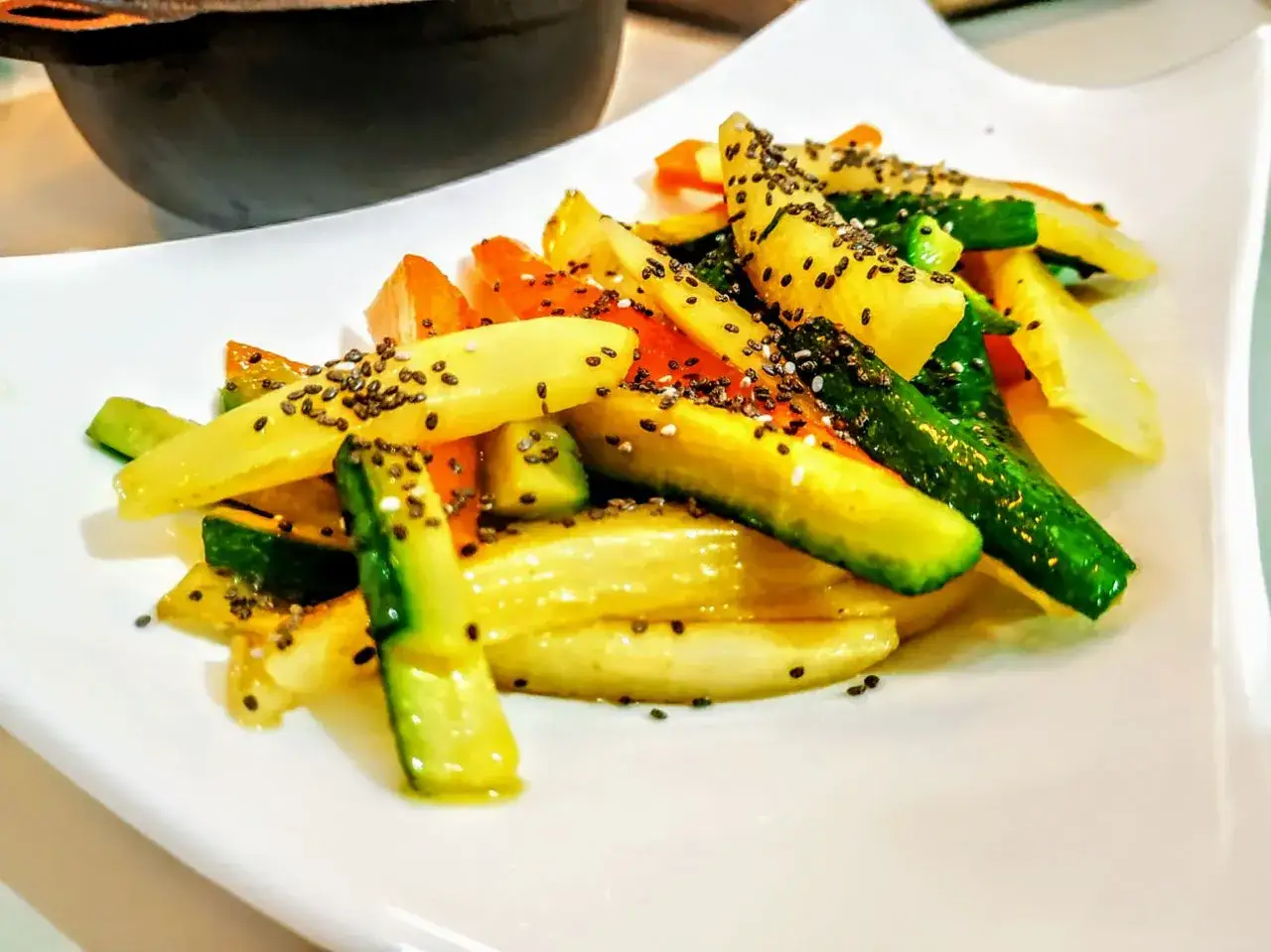 Verdure tagliate a bastoncino, condite con semi di chia, perfette per ricette verdure veloci e leggere.