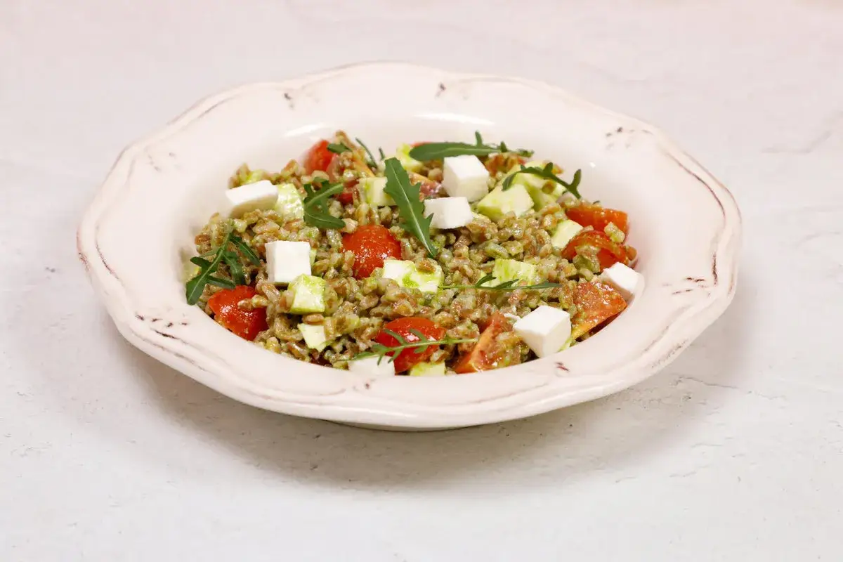 Insalata di farro con pomodorini, feta e rucola, perfetta per farro ricette veloci e gustose.
