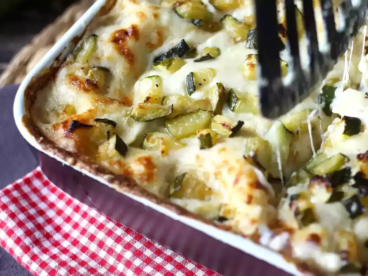 Lasagne con zucchine appena sfornate, filanti e dorate. Un piatto invitante che profuma di casa.