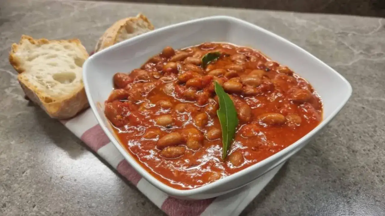Un piatto di fagioli alla Bud Spencer, saporiti e fumanti, accompagnati da fette di pane croccante.