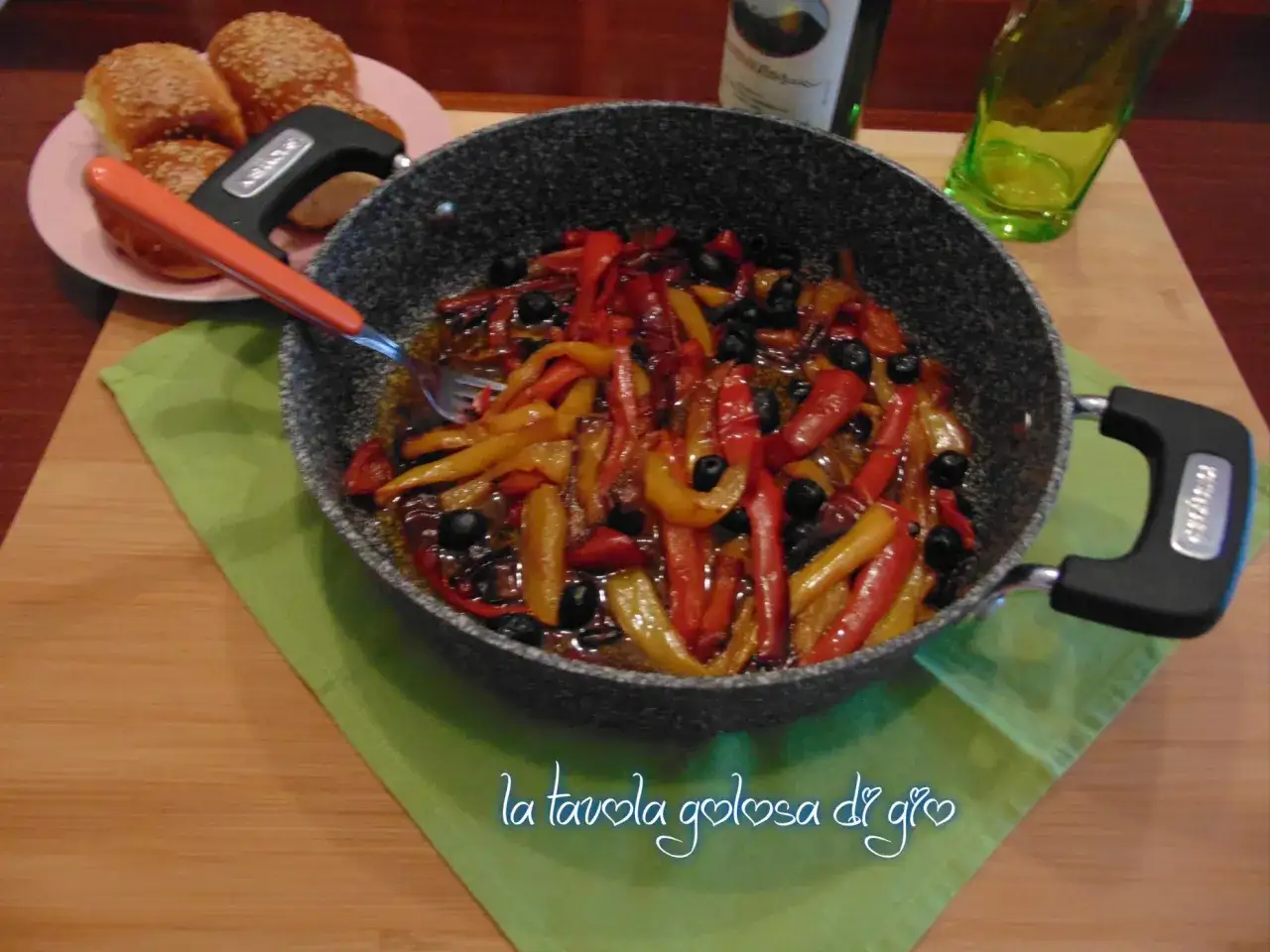 Peperoni in padella alla napoletana, colorati e saporiti, pronti per essere gustati con pane fresco.