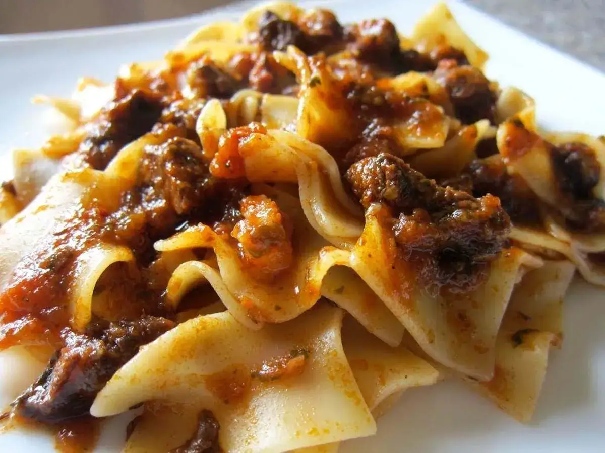Pappardelle alla lepre, un piatto ricco e saporito, con pasta fresca e un rag&ugrave; scuro e profumato.