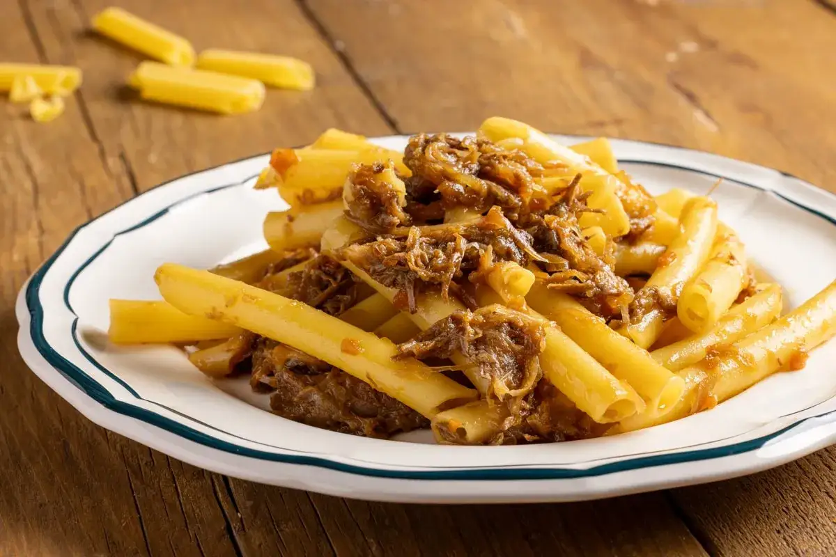 Piatto di pasta alla genovese con rag&ugrave; di carne sfilacciata e cipolle caramellate.