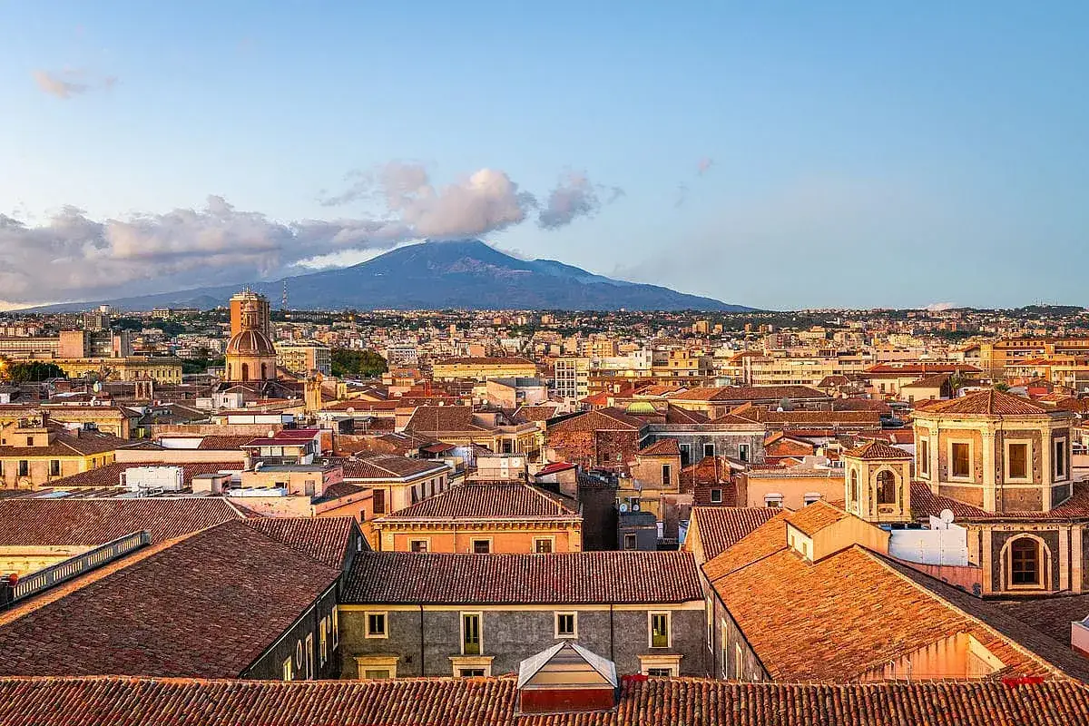Panoramica di Catania con l'Etna sullo sfondo. Un perfetto itinerario catania per scoprire la città e il suo vulcano.