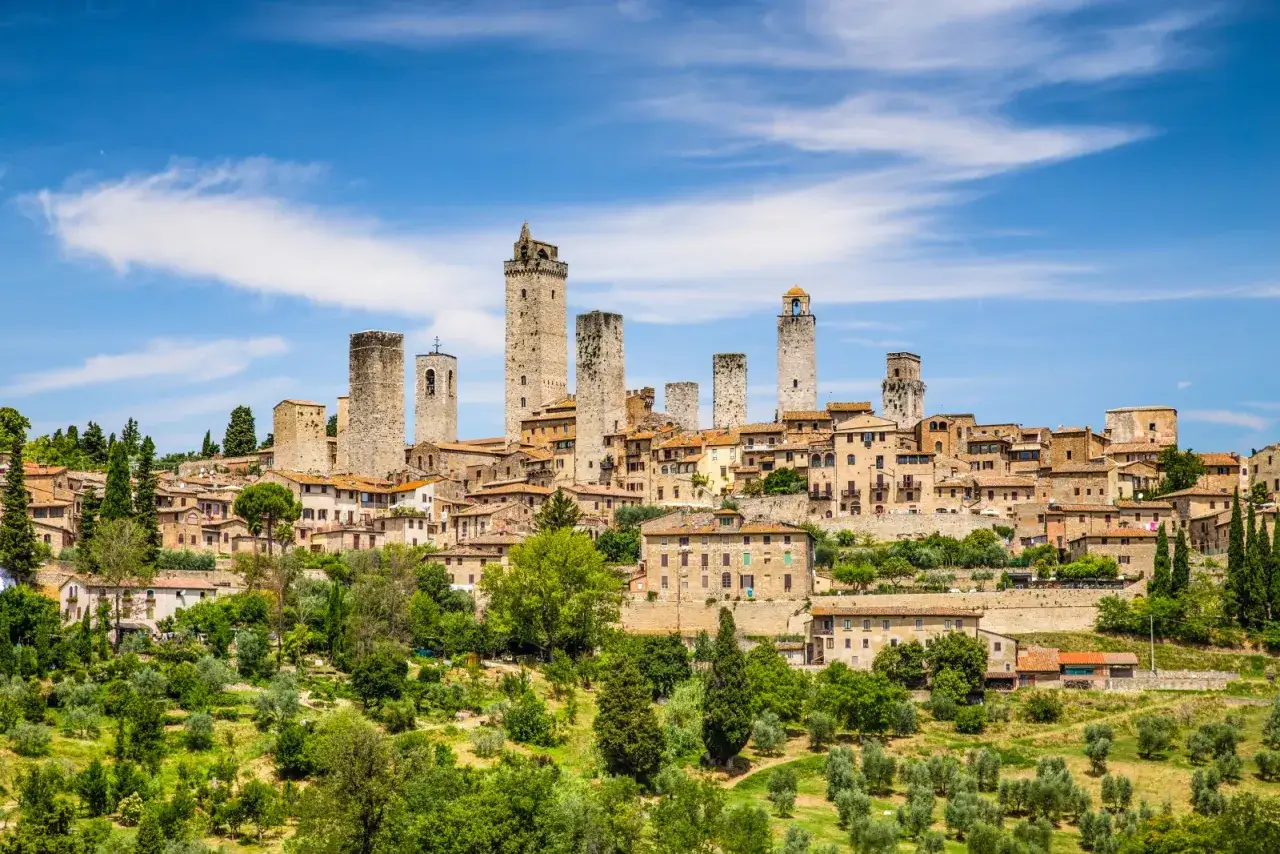 San Gimignano, con le sue torri medievali, è un gioiello da scoprire. Perfetto per un itinerario su cosa vedere in Toscana in 2 giorni.