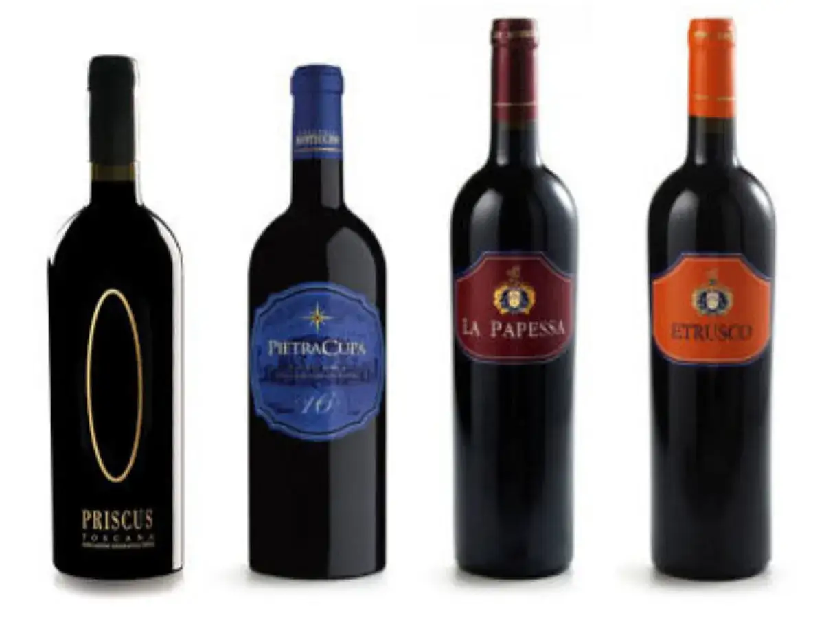 Quattro bottiglie di vino rosso, tra cui Priscus, PietraCupa, La Papessa ed Etrusco, che rappresentano il supertuscan significato.